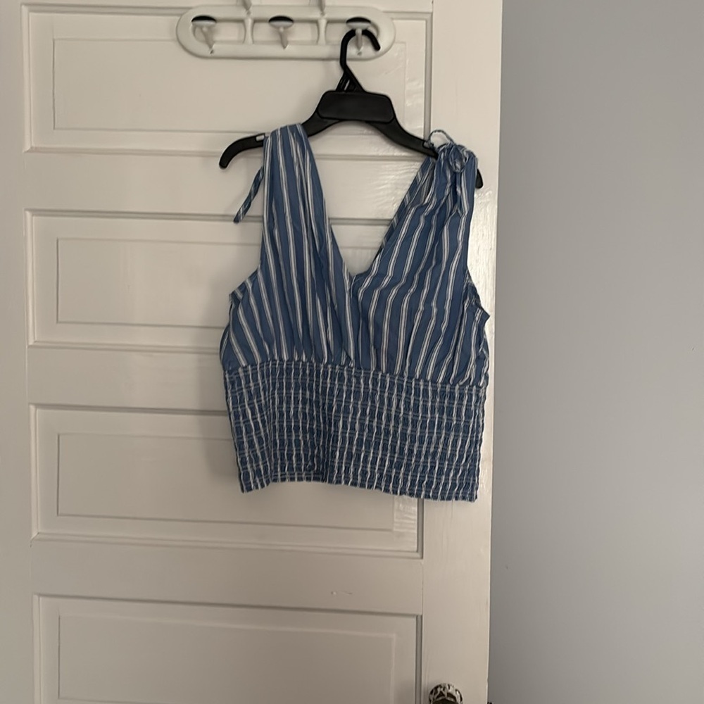 Old Navy Blue Sleeveless Crop Tank Top - Picture 3 of 4
